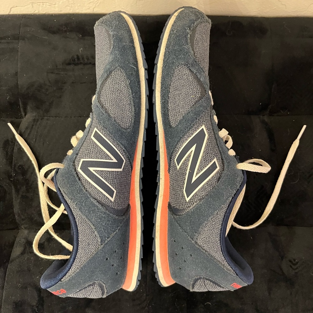 New Balance Women’s 555 Navy and Coral Sneakers - Picture 3 of 8